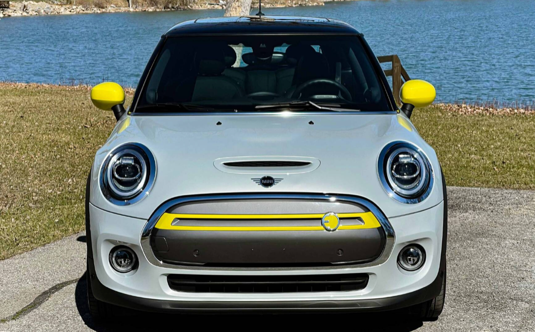 迷你Cooper价格,迷你cooper2022款 电动mini cooper续航仅236km却高于20万?我们真的这么"傻"吗?