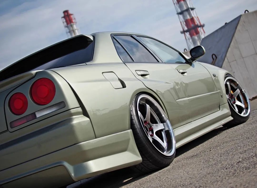 四门版GT-R？日产Skyline R34改装