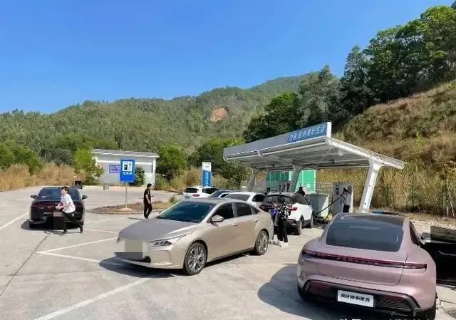 高速上有了“应急充电舱”?知道这几招不用排队等充电了