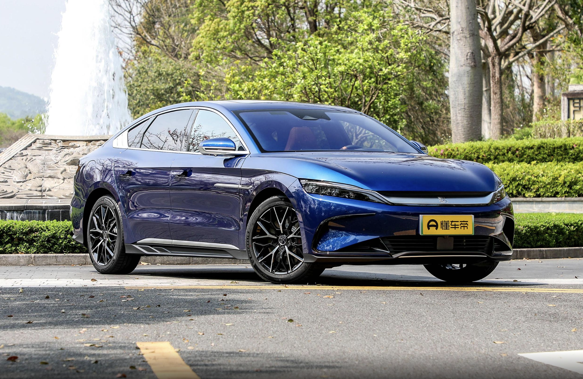 详解比亚迪汉EV:颜值很帅气,15.6英寸旋转中控屏,悬架软硬可调