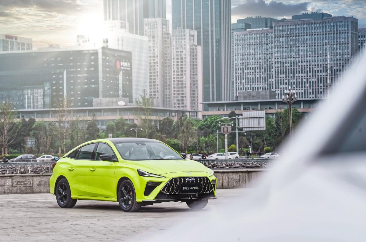 适合年轻人的运动轿车!MG5天蝎座、影豹、UNI-V谁更强?