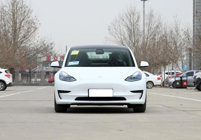 外观设计上,特斯拉model 3是很熟悉的,在大城市可以称之为新能源街车