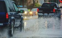 雨水天气开车，如何预防车轮打滑