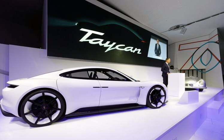 保时捷首款纯电动跑车Taycan面世在即 设计师毛迈恪详解设计理念