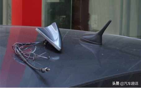 车顶的“鲨鱼鳍”到底是个什么东西？看似简单没想到有这么大用处