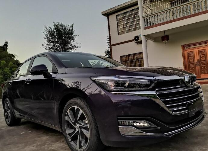 不用死盯緊湊型車了！這款中型車外觀不輸雅閣，標(biāo)配LED賣白菜價(jià)
