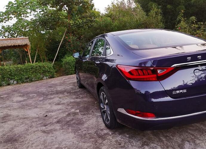 不用死盯緊湊型車了！這款中型車外觀不輸雅閣，標(biāo)配LED賣白菜價(jià)