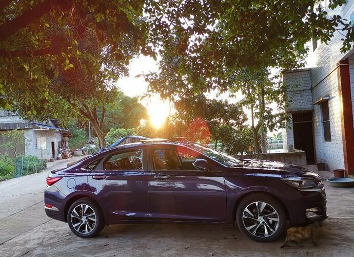 不用死盯緊湊型車了！這款中型車外觀不輸雅閣，標(biāo)配LED賣白菜價(jià)