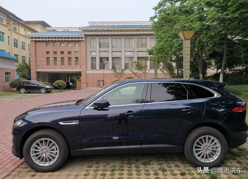 37万的捷豹f-pace真的好吗?开2个月后,车主:外观霸气,车太宽