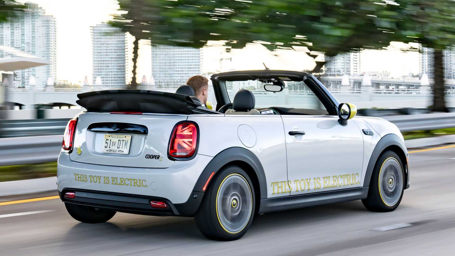 7.7秒破百 MINI COOPER SE纯电动敞篷车官图发布 续航230km