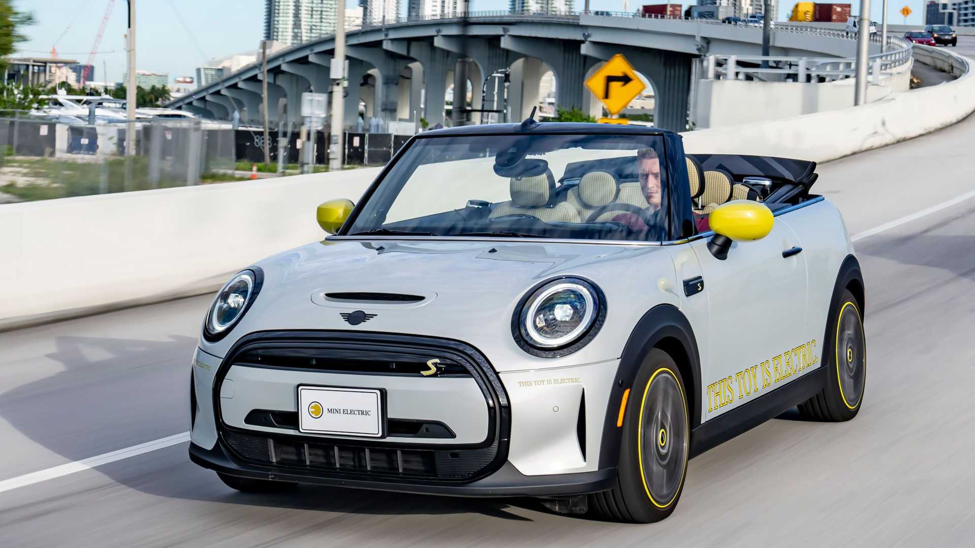 7.7秒破百 MINI COOPER SE纯电动敞篷车官图发布 续航230km