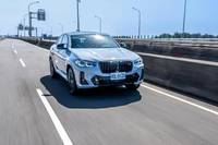 使用BMW M 50周年专属车标，新款宝马X4 2022款 M40i上市