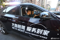 哪吒汽車銷售總裁親自賣車，頂著高溫送車上門服務