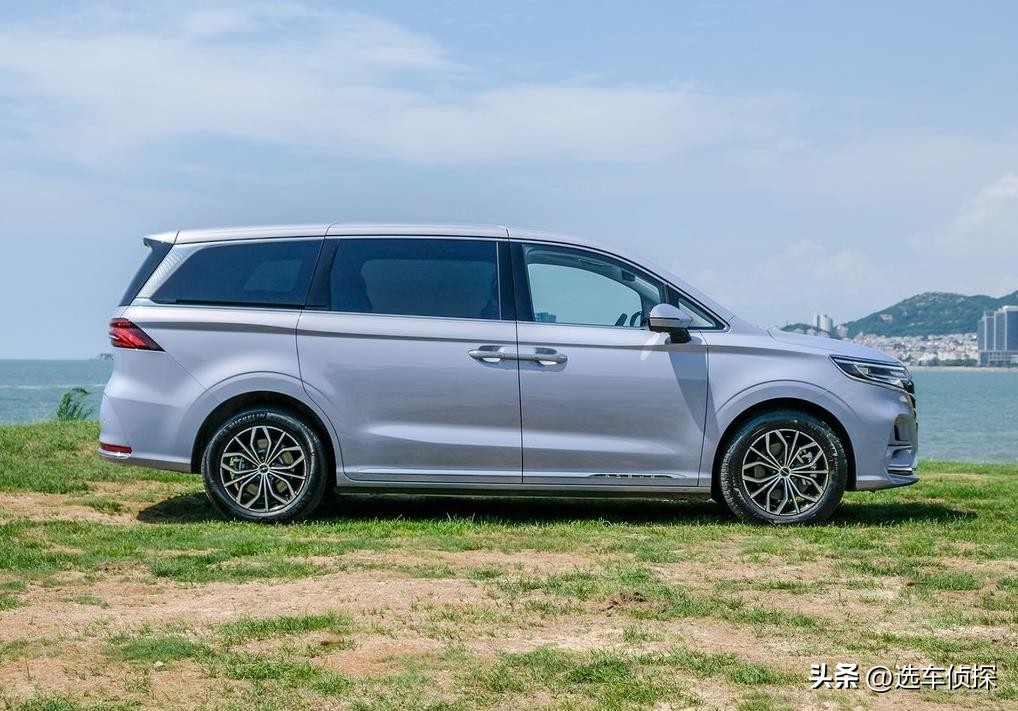 荣威iMAX8 EV,2.2吨纯电MPV,25万的入门版配置实用性怎么样