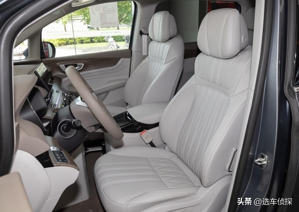 荣威iMAX8 EV,2.2吨纯电MPV,25万的入门版配置实用性怎么样