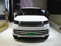 成都车展，揽胜PHEV中大型SUV，长5252毫米，售219.8万