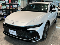 全新豐田皇冠實車：兩種混動加持！內(nèi)置雙聯(lián)屏