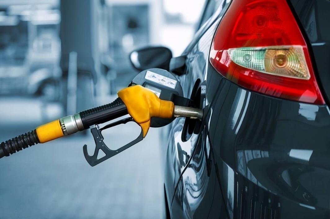中科院宣布：用二氧化碳成功合成汽油，符合国标，油价能便宜吗？