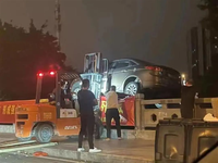 福州小車霸占車位被“鏟進河”，網(wǎng)友們?yōu)楹闻氖址Q好？
