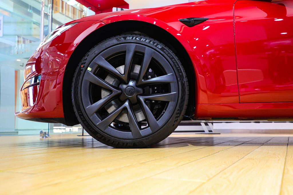 零百加速仅为2.1秒， 特斯拉Model S Plaid性能范儿十足！