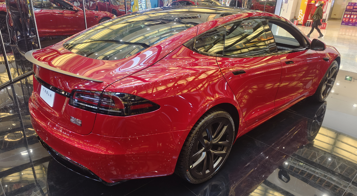 零百加速仅为2.1秒， 特斯拉Model S Plaid性能范儿十足！