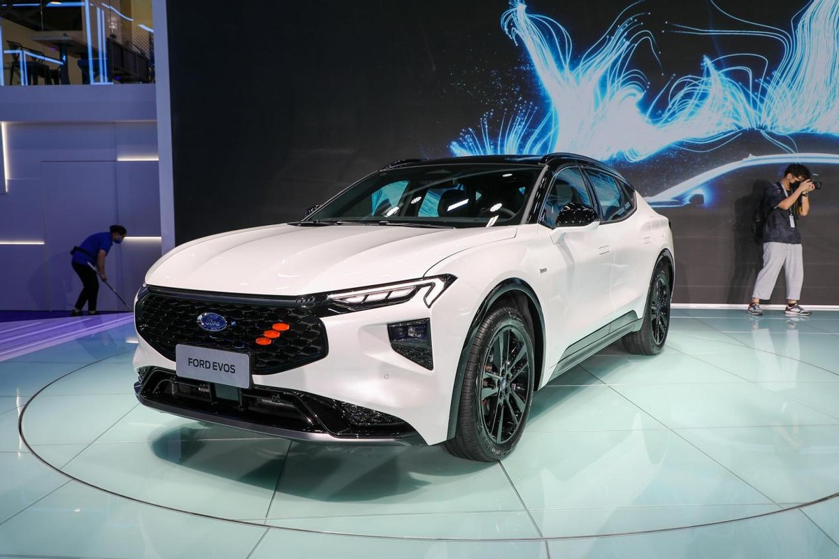 全系标配2.0T+8AT，跨界造型很运动，面向年轻用户，体验福特EVOS