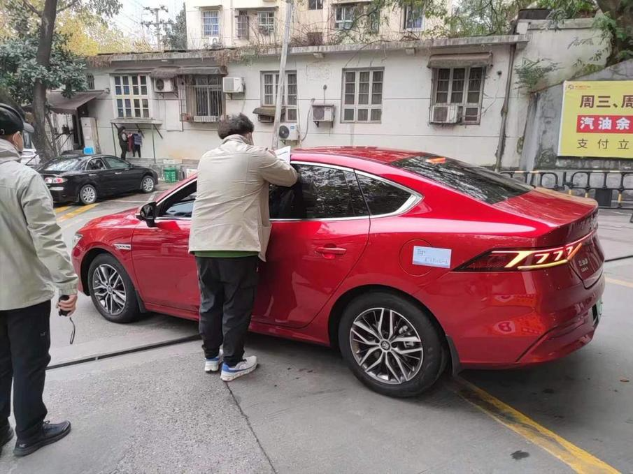 比亚迪秦plus dmi油耗有多低？一群人跑来挑战，冠军堪比摩托车