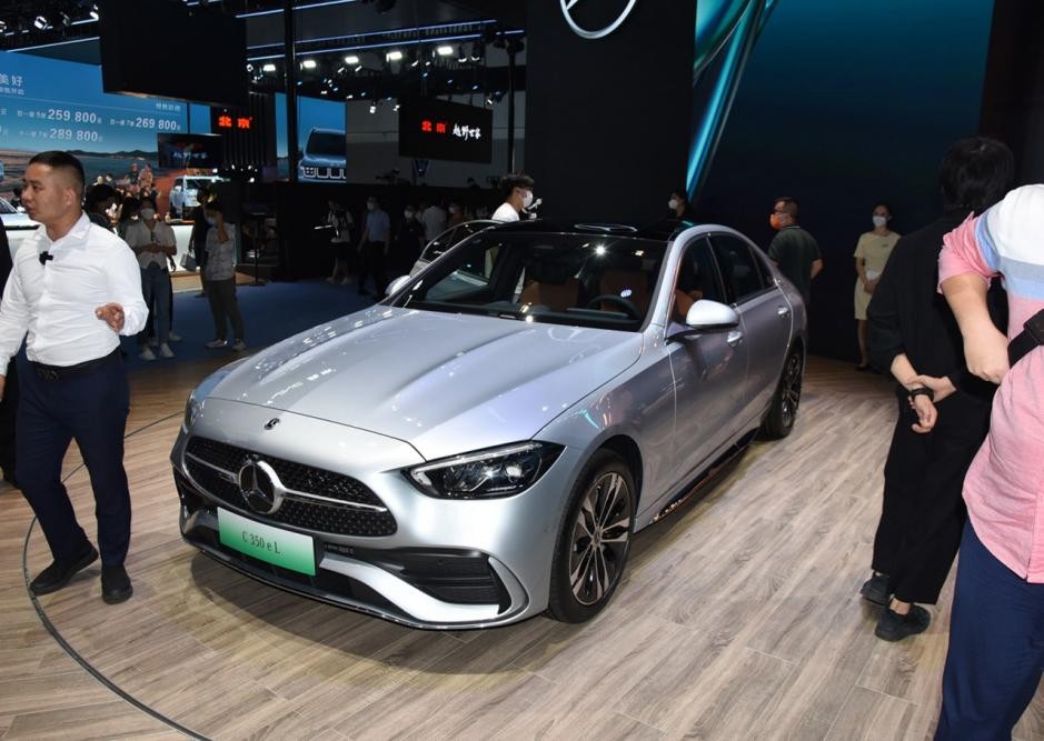 插电混动的奔驰C 350 eL，由2.0T+电机组成，售价40.73万