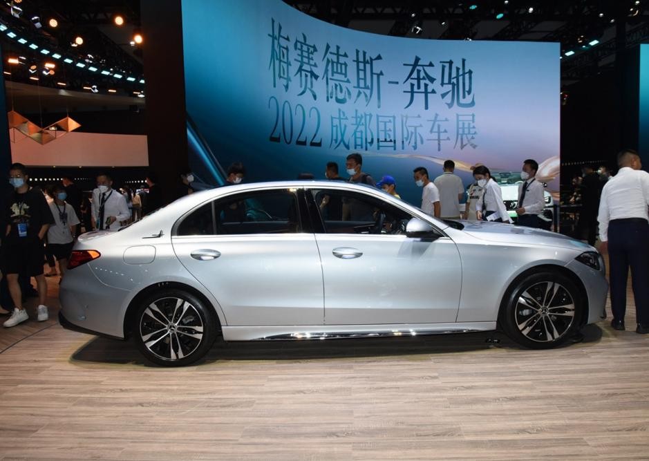 插电混动的奔驰C 350 eL，由2.0T+电机组成，售价40.73万