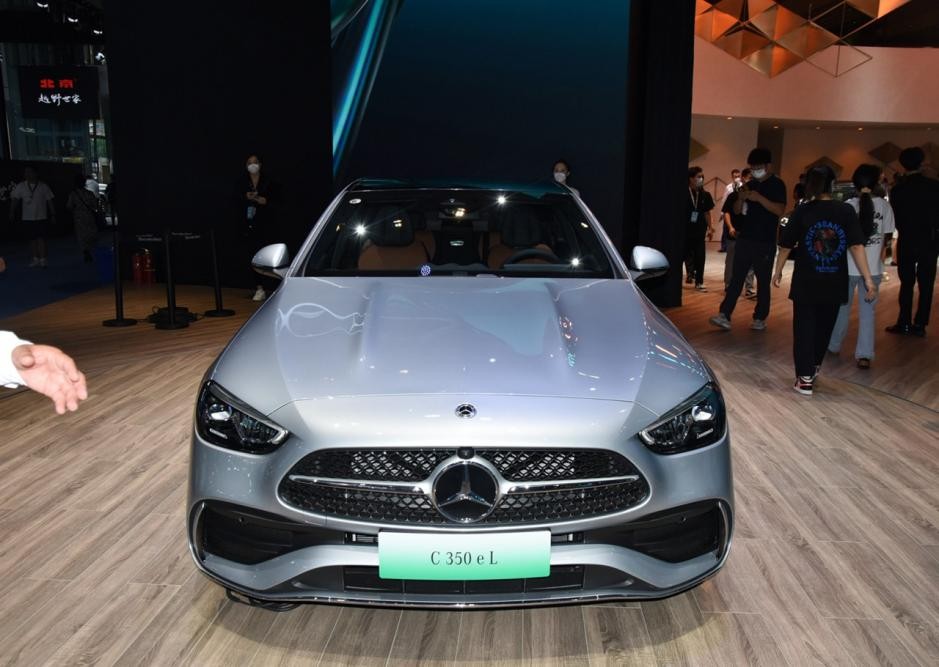 插电混动的奔驰C 350 eL，由2.0T+电机组成，售价40.73万