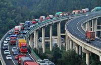 國內(nèi)首條高速路，不設(shè)收費站時速150km/h，電車還能邊跑邊充