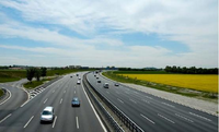 全国首条超高速公路6月亮相 150km/h不罚款 可边跑边充电