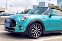 MINI用車分享:藍天倒映在CABRIO的引擎蓋上,好像星辰大海的杰作
