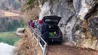 77岁德国游客盲目信任GPS导航，把车开上山间步道导致游客拥堵