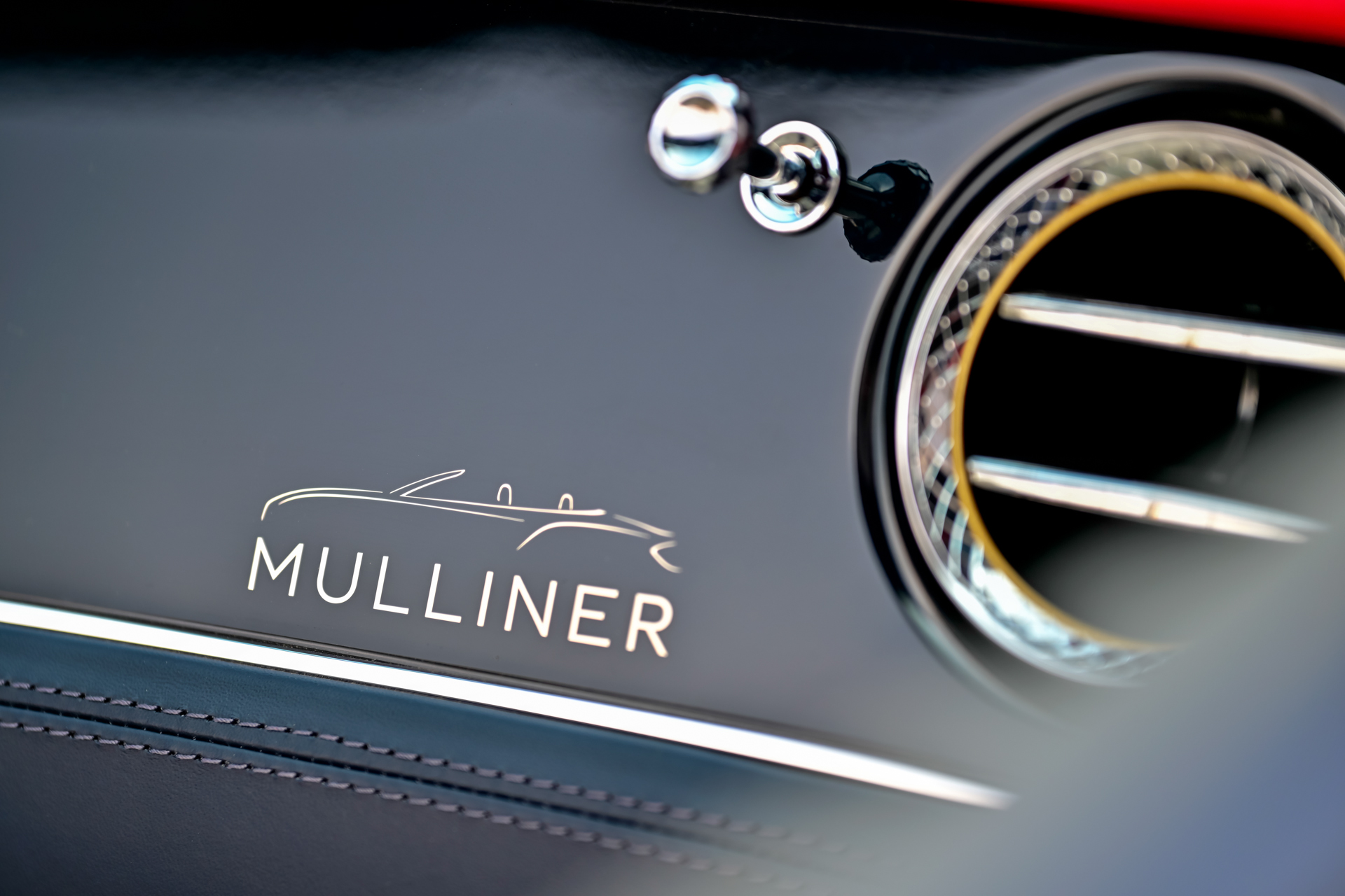 试驾顶级富豪的专属！欧陆GT Mulliner敞篷版彰显宾利匠人的手工造诣！