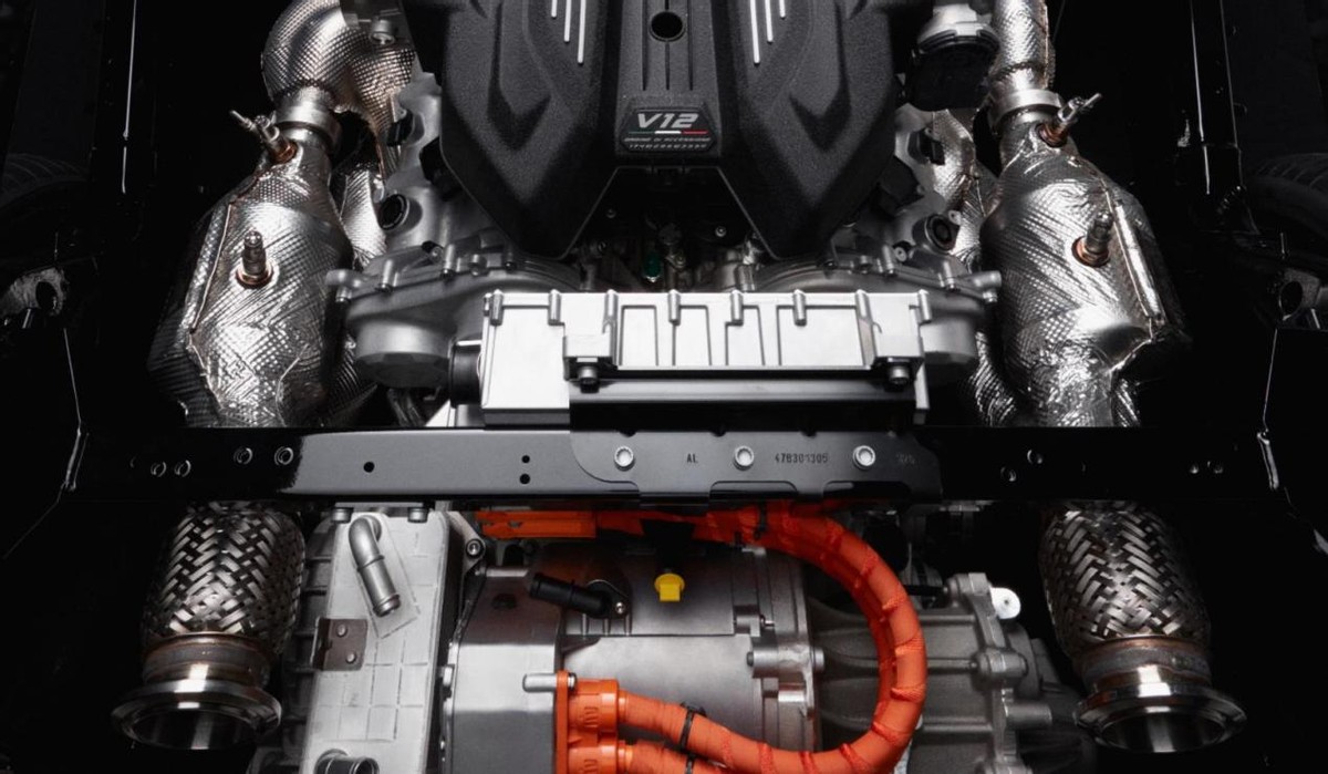 详解全新一代兰博基尼大牛混动系统，V12引擎+3台电机，1015马力