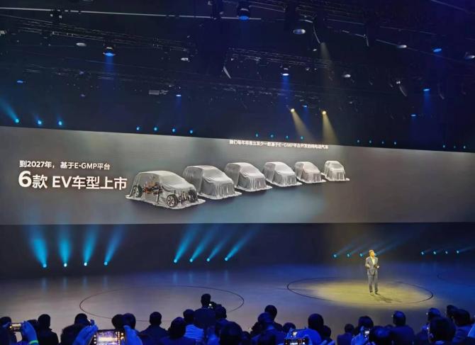亮相三款纯电概念车 起亚EV5预计11月国内上市 比新势力还大胆