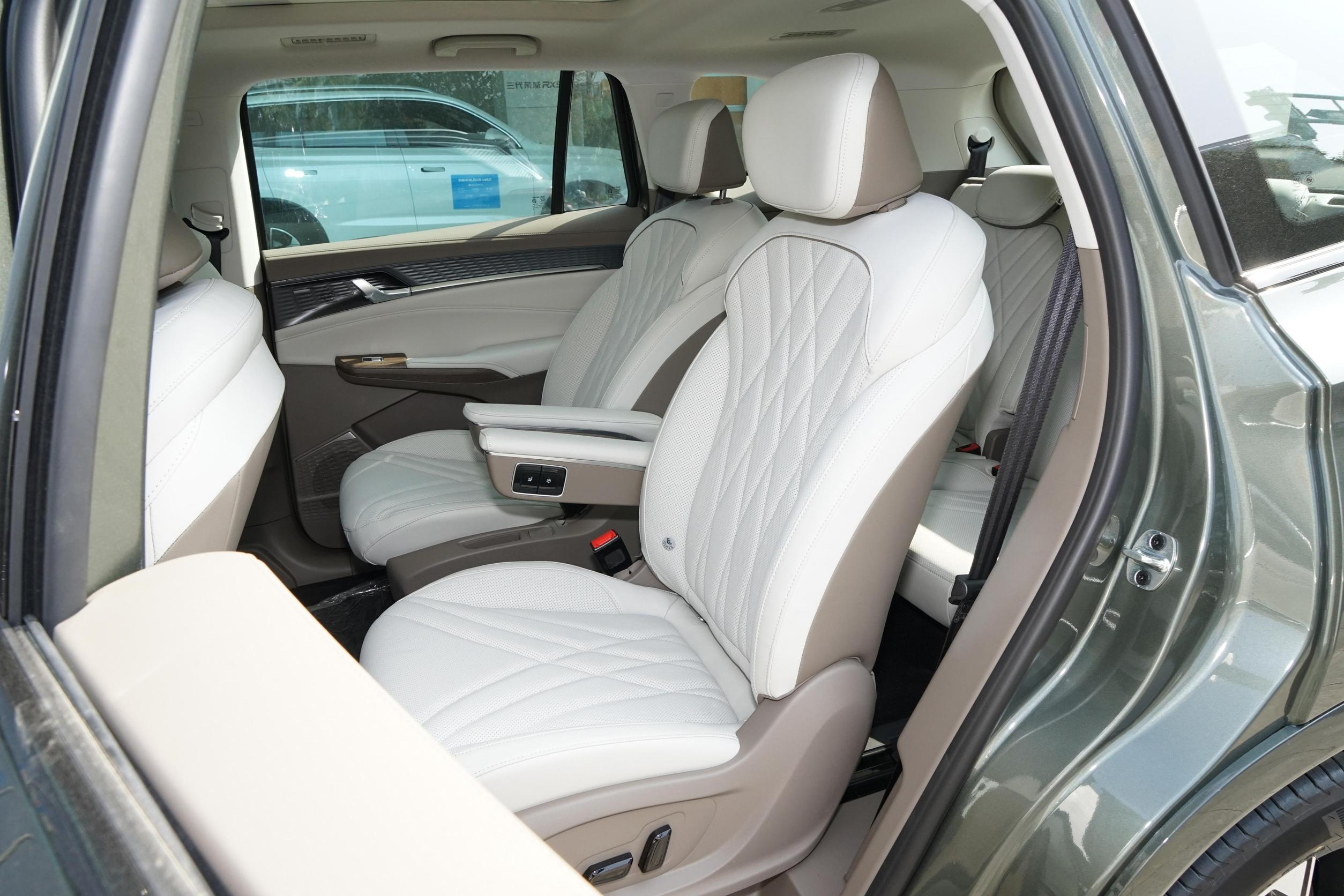 旅行新选择：荣威RX9六座SUV带你领略户外生活的魅力