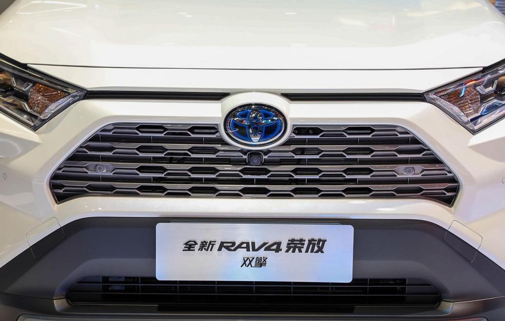 买新款RAV4荣放去越野？四驱探险版21.18万起售，外观更显硬派