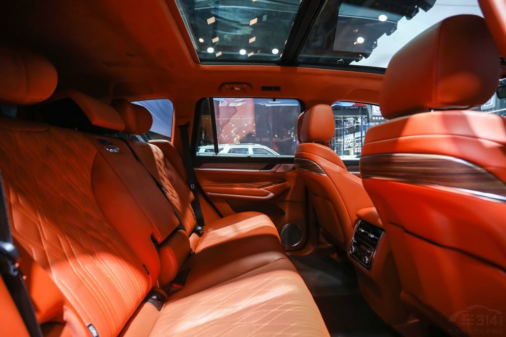 谁是最佳硬派SUV？坦克500 Hi4-T对比福特探险者昆仑巅峰版