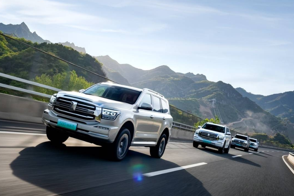 谁是最佳硬派SUV？坦克500 Hi4-T对比福特探险者昆仑巅峰版
