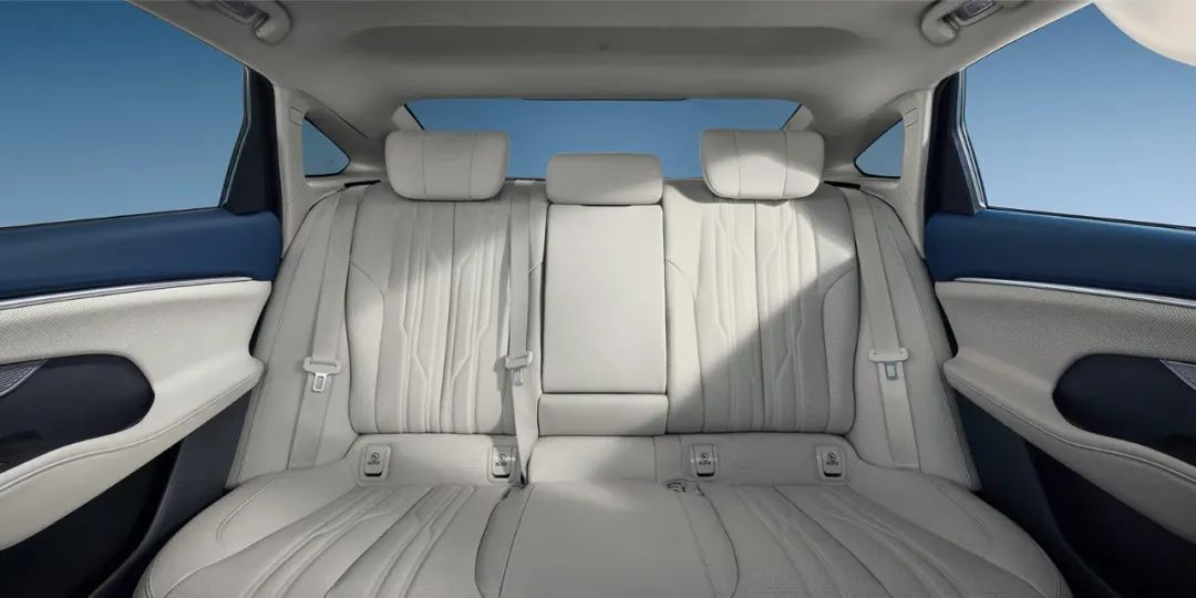全新别克君越上市，17.99万元起，卷翻合资中大型车？