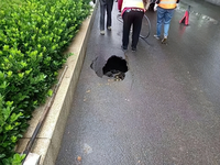 郑州中原西路路面突现塌陷正在抢修，通行请注意