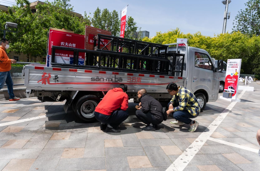 五菱的全新车，货箱长3米8配6个车轮，适合进城拉货，抢轻卡市场