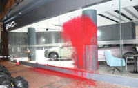 比亚迪香港4家店遭人恶意破坏！撞闸门、泼油漆