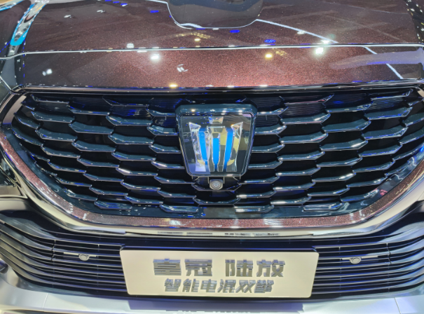 2023款丰田皇冠陆放亮相重庆车展，外观气场足，动力微调，能火？