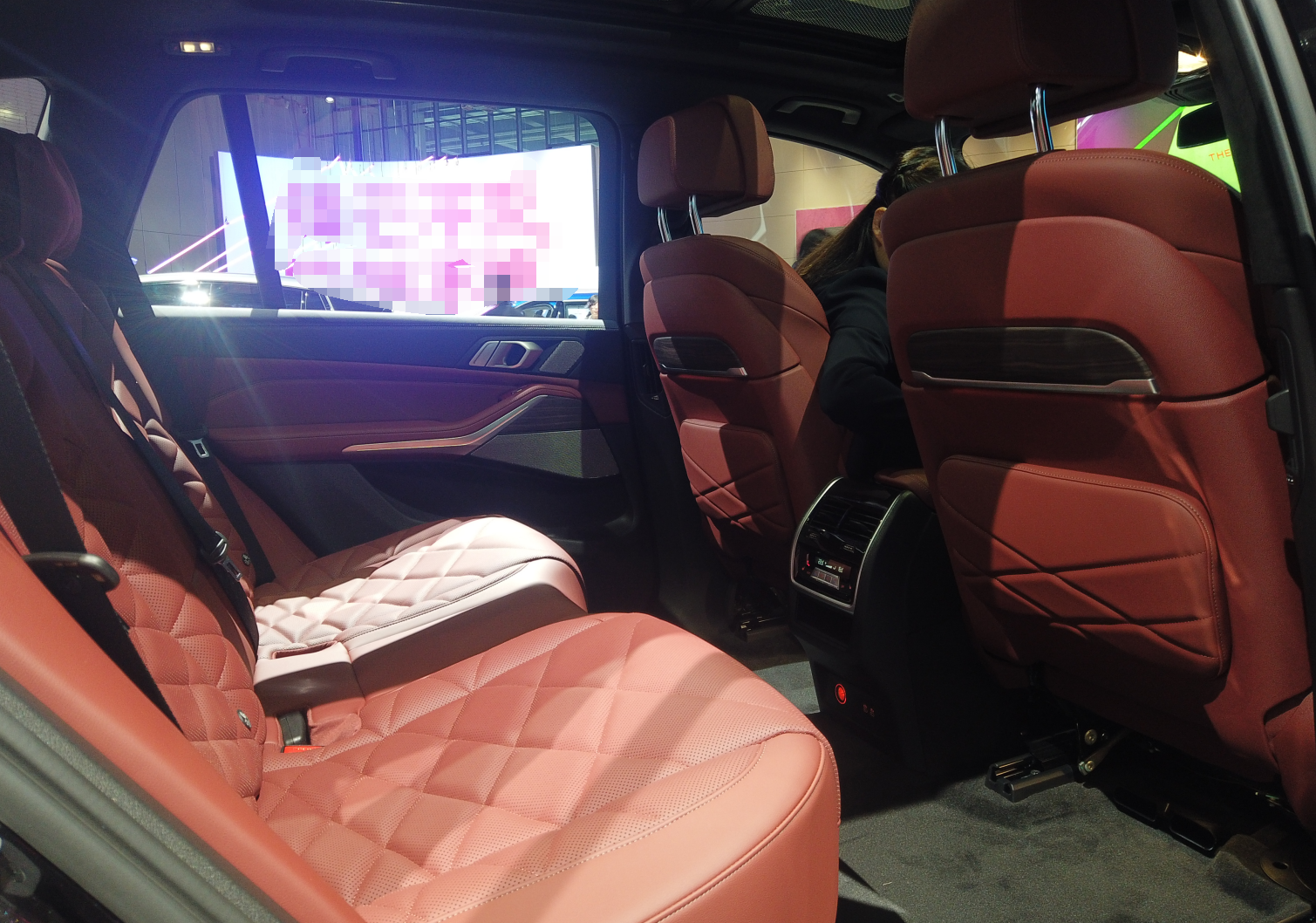 宝马X5亮相重庆车展，外观气场足，空间表现理想，配置有诚意