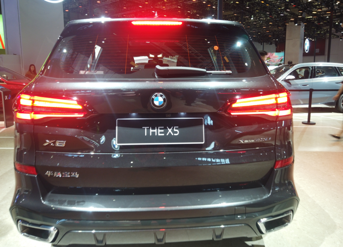 宝马X5亮相重庆车展，外观气场足，空间表现理想，配置有诚意