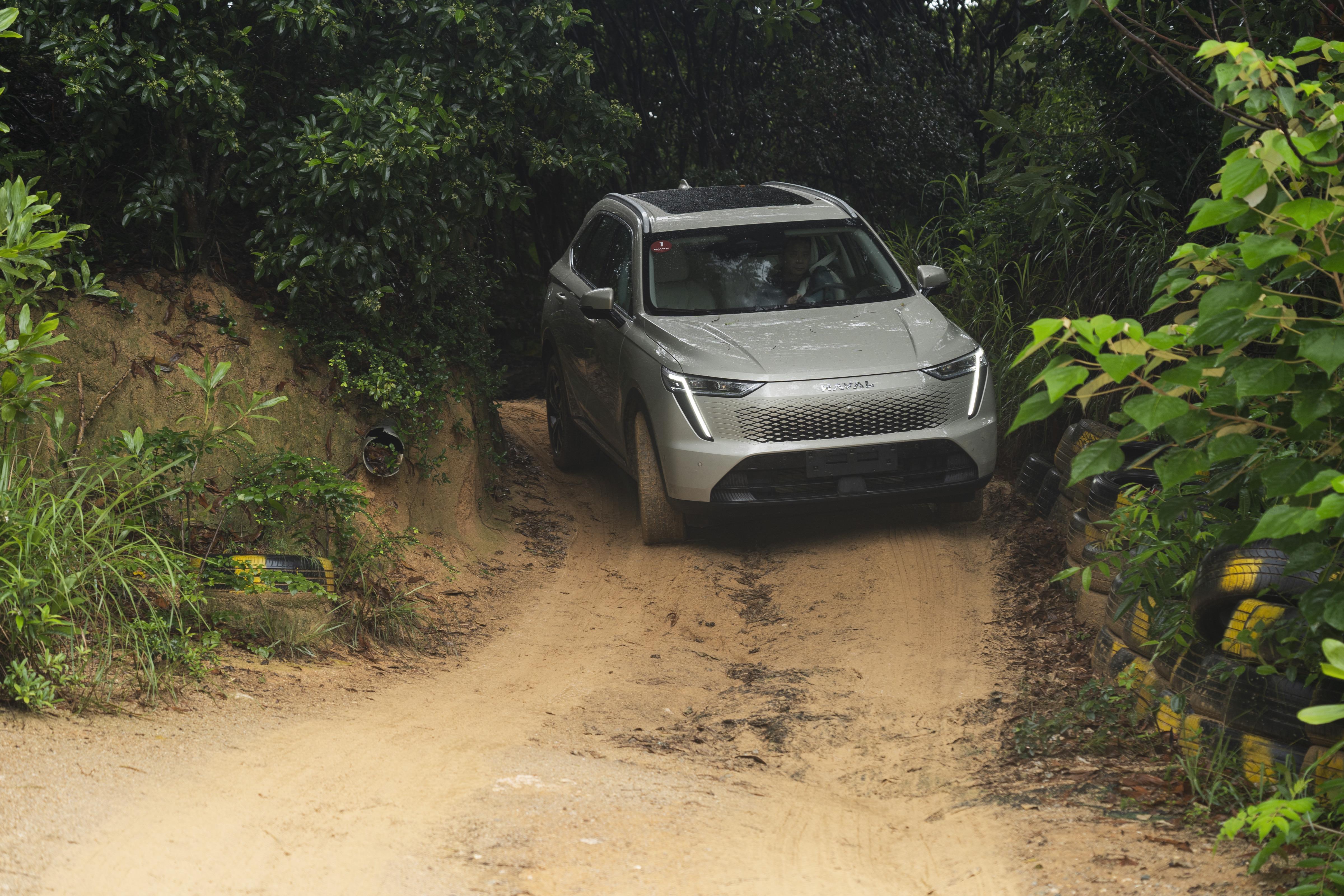 试驾哈弗枭龙MAX：纯电续航105km，实测百公里馈电油耗5.0L！