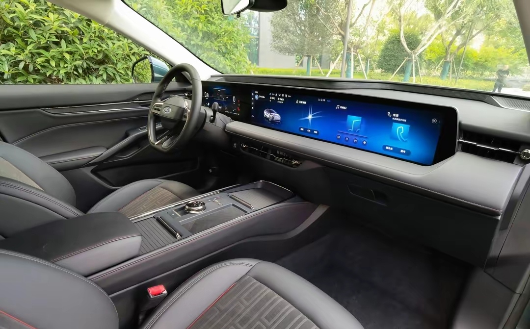 福特蒙迪欧1.5T车型亮相，外观、内饰不变，配1.1米双连屏